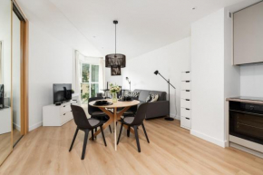 Cozy Black & White Studio in City Center with FREE GARAGE Poznań by Noclegi Renters